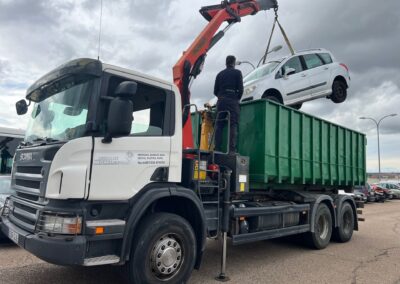 camión con grua para coche reciclajes